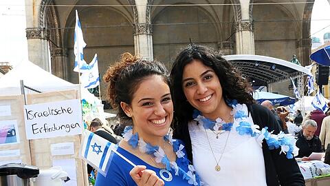 Mit vielen Tanzdarbietungen und Live-Musik wurde vergangenen Woche auf dem Odeonsplatz der Israeltag gefeiert. Die Bilder...