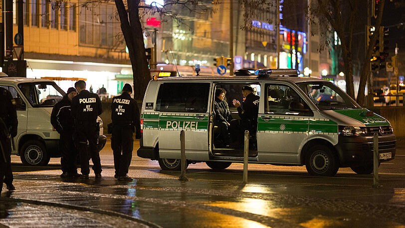 Die Polizei nahm insgesamt 13 Personen in Gewahrsam.