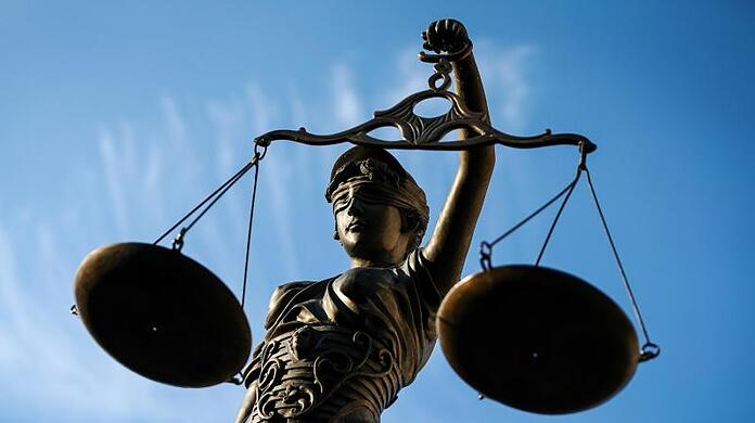 Eine Statue der Justitia hält eine Waage in ihrer Hand. Foto: David-Wolfgang Ebener/dpa/Symbolbild