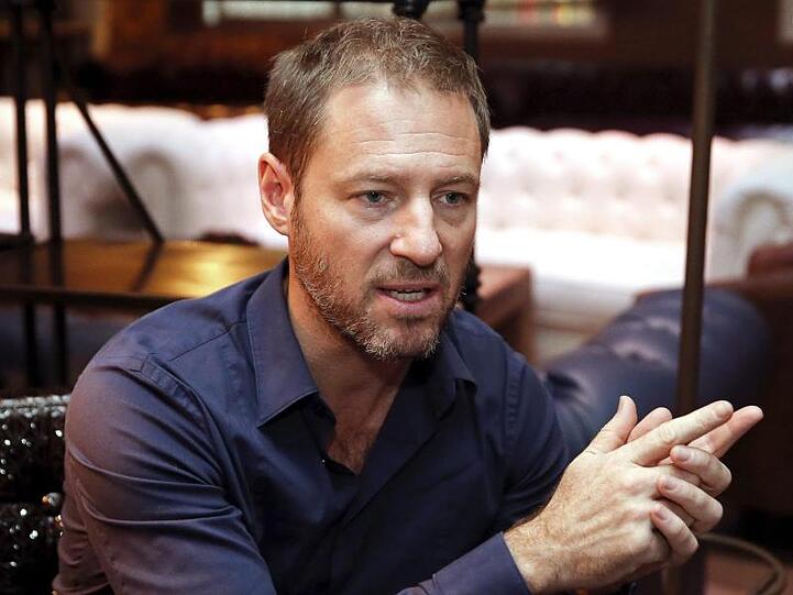 Der deutsche Regisseur Florian Gallenberger gestikuliert bei einem Interview. Foto: Mariscal/EFE/dpa/Archivbild