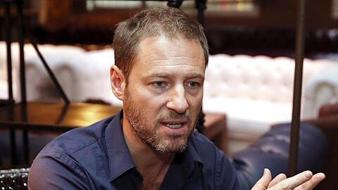 Der deutsche Regisseur Florian Gallenberger gestikuliert bei einem Interview. Foto: Mariscal/EFE/dpa/Archivbild