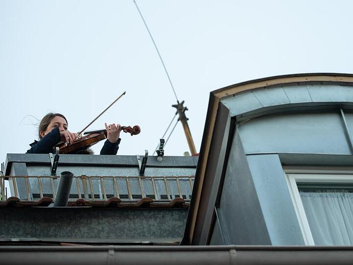 Musik verbindet: Eine Bratschistin in Stuttgart.