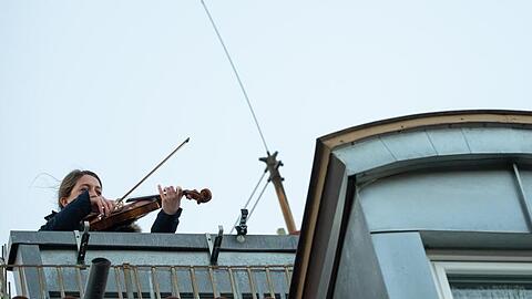 Musik verbindet: Eine Bratschistin in Stuttgart.