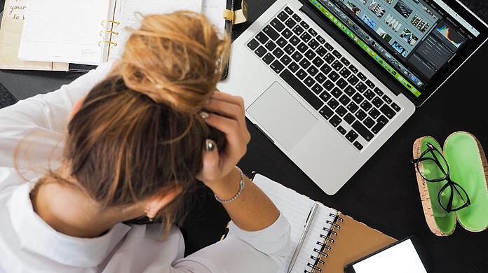 Wenn aus Kopfzerbrechen ein ernsthaftes Problem wird: Einer jungen Frau wird die Arbeit im Homeoffice zu viel. (Symbolbild)