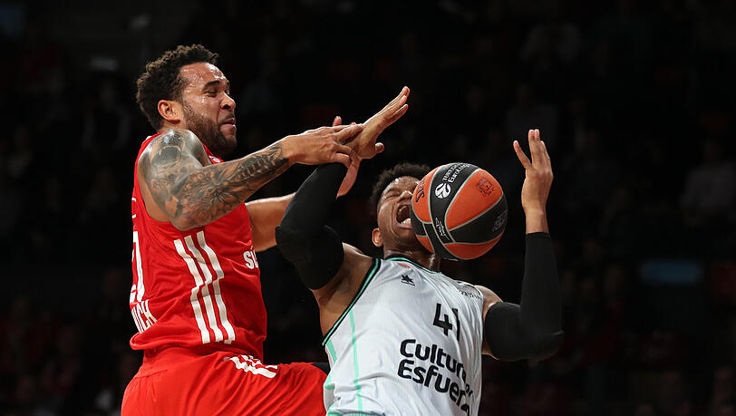 Defensivwucht: Die Bayern um Elias Harris (l.) nehmen Panathinaikos aus dem Spiel und ziehen in der Tabelle vorbei.