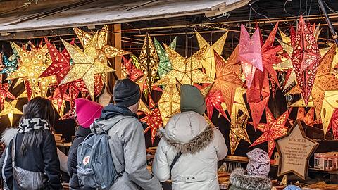 In München gibt es zahlreiche Chriskindlmärkte: Immerhin bei den Standln am Marienplatz sind die Gema-Gebühren stabil geblieben. Foto: Imago