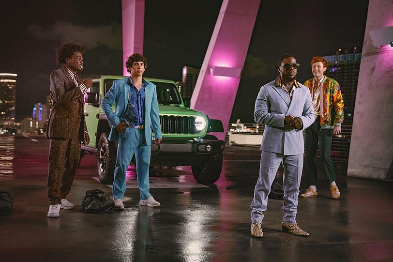Joes (Kevin Hart, zweiter von rechts) Karriere ist am Scheideweg. Eine Trendwende erhofft sich der Angestellte dank eines Zufalls: Unversehens wird er in den Gruppenchat einiger Mittzwanziger aufgenommen. In deren Gesellschaft geht es im Netflix-Film "72 Hours" auf einen dreitägigen Junggesellenabschied - "Hangover" lässt grüßen! Joes (Kevin Hart, zweiter von rechts) Karriere ist am Scheideweg. Eine Trendwende erhofft sich der Angestellte dank eines Zufalls: Unversehens wird er in den Gruppenchat einiger Mittzwanziger aufgenommen. In deren Gesellschaft geht es im Netflix-Film "72 Hours" auf einen dreitägigen Junggesellenabschied - "Hangover" lässt grüßen!