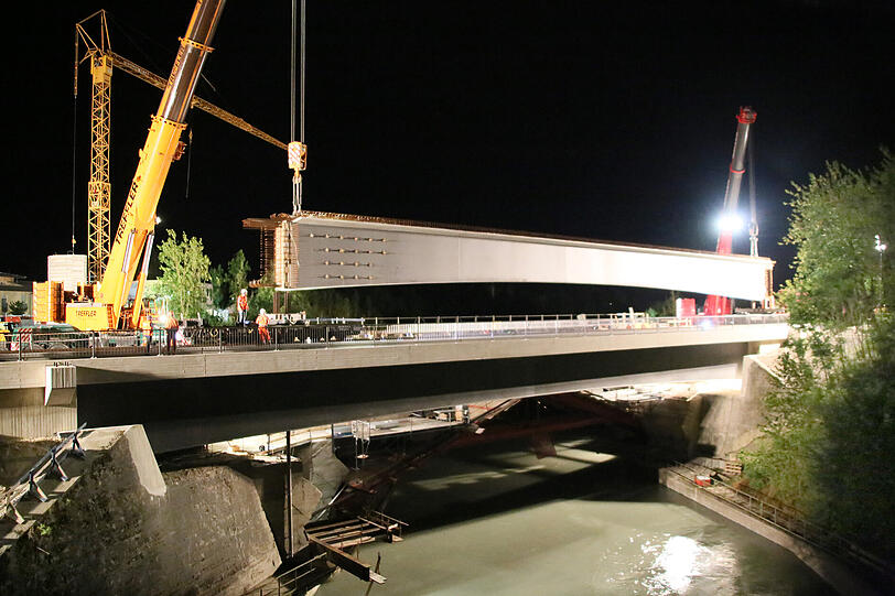 142 Tonnen schwer und 50 Meter lang - so wurde ein Brückenteil in Mühldorf am Inn eingesetzt.