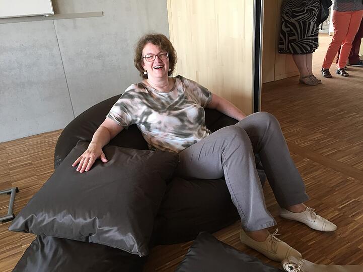 Bei der Schulbesichtigung lässt sich Bürgermeisterin Christine Strobl (SPD) gleich mal gemütlich im Sitzsack nieder: "Also mir gefällt's da."