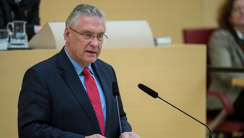 Joachim Herrmann stellte die aktuellen Zahlen im Landtag vor. Joachim Herrmann stellte die aktuellen Zahlen im Landtag vor.