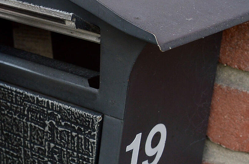 Freinacht 2014: Fünf Jugendliche sprengten in der Rosenstraße in Ismaning einen Briefkasten mit einem Böller. Die Polizei konnte die Täter nicht mehr feststellen.