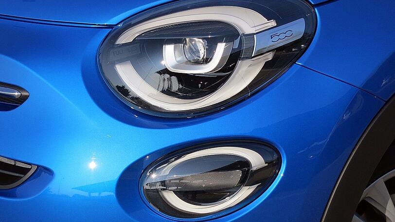 Freundlicher Blick: die LED-Scheinwerfer und -Tagfahrleuchten des facegelifteten 500X.