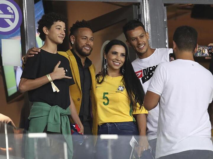 Brasiliens Fußballstar Neymar (2.v.l) ist derzeit nur auf der Tribüne zu sehen.