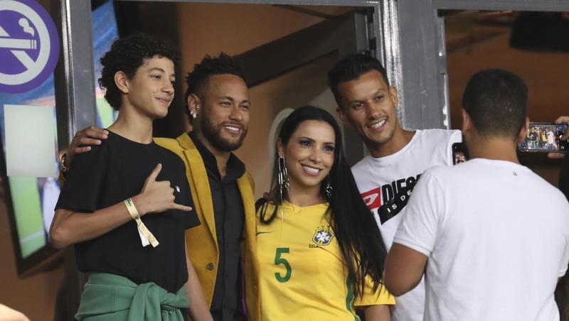 Brasiliens Fußballstar Neymar (2.v.l) ist derzeit nur auf der Tribüne zu sehen. Brasiliens Fußballstar Neymar (2.v.l) ist derzeit nur auf der Tribüne zu sehen.