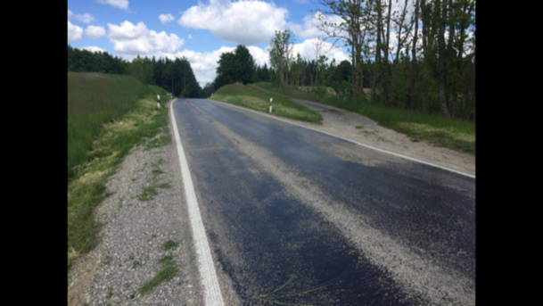 Bitumen als Straßenausbesserung - gefährlich für Motorradfahrer.