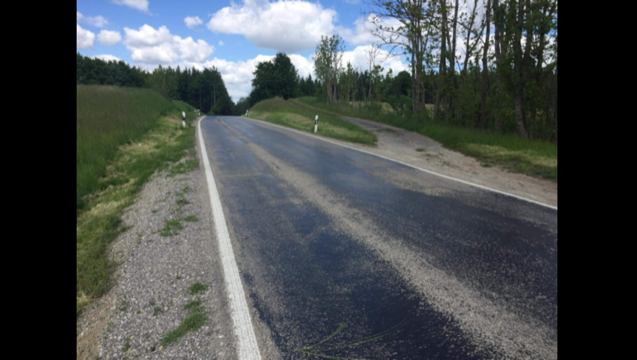 Bitumen als Straßenausbesserung - gefährlich für Motorradfahrer. Bitumen als Straßenausbesserung - gefährlich für Motorradfahrer.
