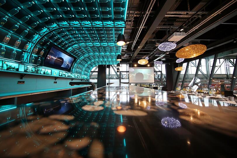 Stylish: die Bar der "Zeppelin Lounge" in der Motorworld.