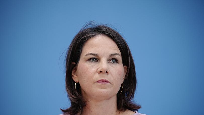 "Deutschlands Unterstützung ist felsenfest", sagt Bundesaußenministerin Annalena Baerbock mit Blick auf die Ukraine.
