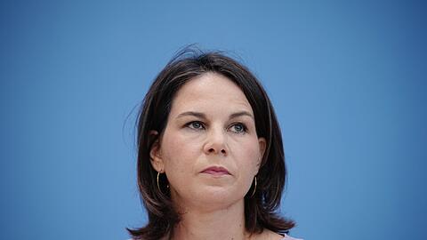 "Deutschlands Unterstützung ist felsenfest", sagt Bundesaußenministerin Annalena Baerbock mit Blick auf die Ukraine.