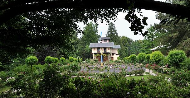 Das Casino auf der Roseninsel am Starnberger See: König Maximilian II. von Bayern wünscht sich ab 1853 einen Landschaftspark am Westufer, der Schlossbau folgt 1863. Doch der König stirbt im März 1864. Die kleine Inselvilla, genannt Casino, wird später zu einem Lieblingsort seines Sohnes Ludwig II. Zu Gast sind hier etwa Richard Wagner und Kaiserin Elisabeth gewesen. Das Casino auf der Roseninsel am Starnberger See: König Maximilian II. von Bayern wünscht sich ab 1853 einen Landschaftspark am Westufer, der Schlossbau folgt 1863. Doch der König stirbt im März 1864. Die kleine Inselvilla, genannt Casino, wird später zu einem Lieblingsort seines Sohnes Ludwig II. Zu Gast sind hier etwa Richard Wagner und Kaiserin Elisabeth gewesen.
