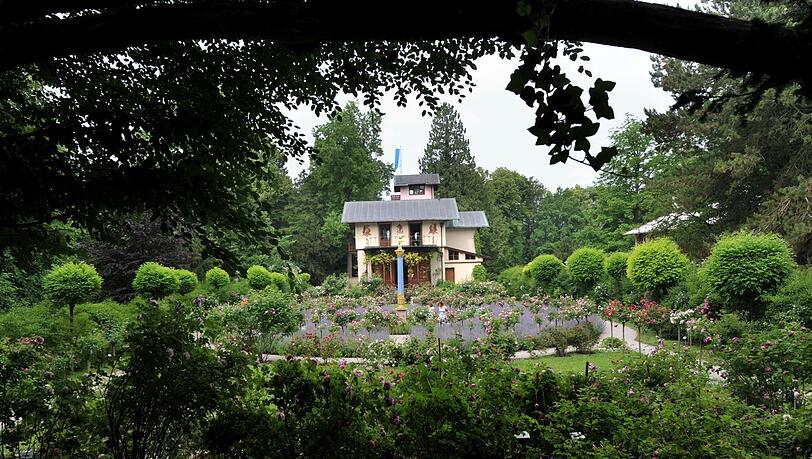 Das Casino auf der Roseninsel am Starnberger See: König Maximilian II. von Bayern wünscht sich ab 1853 einen Landschaftspark am Westufer, der Schlossbau folgt 1863. Doch der König stirbt im März 1864. Die kleine Inselvilla, genannt Casino, wird später zu einem Lieblingsort seines Sohnes Ludwig II. Zu Gast sind hier etwa Richard Wagner und Kaiserin Elisabeth gewesen. Das Casino auf der Roseninsel am Starnberger See: König Maximilian II. von Bayern wünscht sich ab 1853 einen Landschaftspark am Westufer, der Schlossbau folgt 1863. Doch der König stirbt im März 1864. Die kleine Inselvilla, genannt Casino, wird später zu einem Lieblingsort seines Sohnes Ludwig II. Zu Gast sind hier etwa Richard Wagner und Kaiserin Elisabeth gewesen.