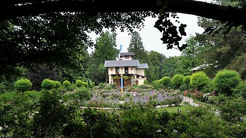 Das Casino auf der Roseninsel am Starnberger See: König Maximilian II. von Bayern wünscht sich ab 1853 einen Landschaftspark am Westufer, der Schlossbau folgt 1863. Doch der König stirbt im März 1864. Die kleine Inselvilla, genannt Casino, wird später zu einem Lieblingsort seines Sohnes Ludwig II. Zu Gast sind hier etwa Richard Wagner und Kaiserin Elisabeth gewesen.