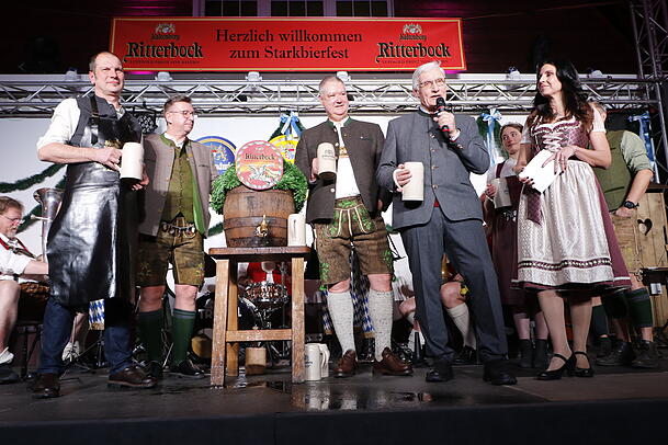 Luitpold Prinz von Bayern (zweiter von rechts) während seiner kurzen Ansprache auf dem Starkbierfest der König Ludwig Schlossbrauerei Kaltenberg im Jahr 2024. Luitpold Prinz von Bayern (zweiter von rechts) während seiner kurzen Ansprache auf dem Starkbierfest der König Ludwig Schlossbrauerei Kaltenberg im Jahr 2024.