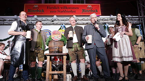 Luitpold Prinz von Bayern (zweiter von rechts) während seiner kurzen Ansprache auf dem Starkbierfest der König Ludwig Schlossbrauerei Kaltenberg.
