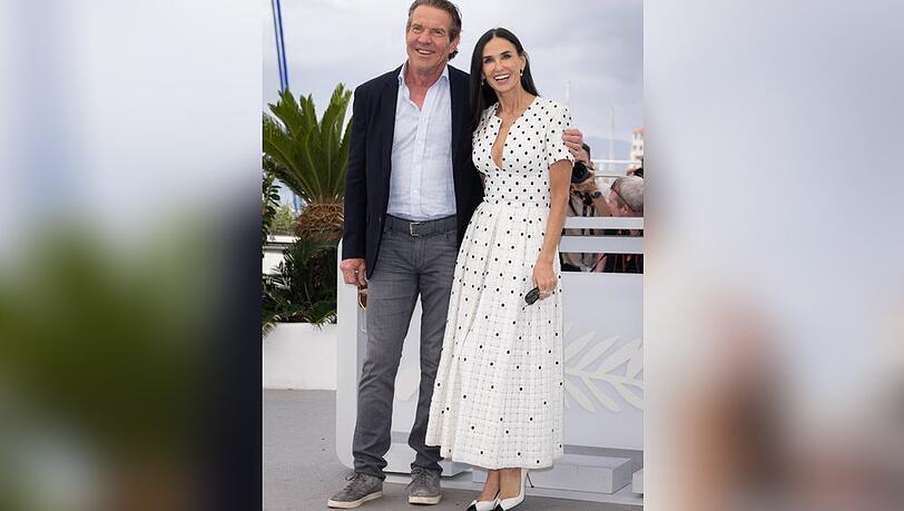 Demi Moore mit Dennis Quaid beim "The Substance"-Fototermin in Cannes.