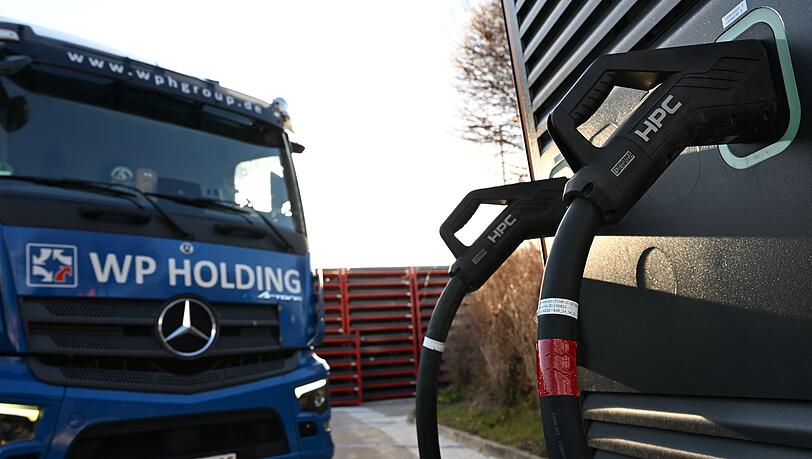 Seit einigen Jahren gehören bei der WP Spedition in Zwickau auch Elektro-Lkw zum Fuhrpark. Seit einigen Jahren gehören bei der WP Spedition in Zwickau auch Elektro-Lkw zum Fuhrpark.