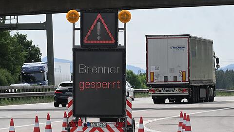 Lastwagen mussten an der Grenze umdrehen.