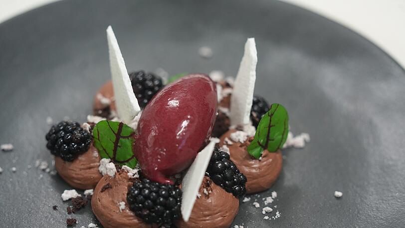 Mousse au Chocolat, Brombeersorbet, frische Brombeeren, Baiser.