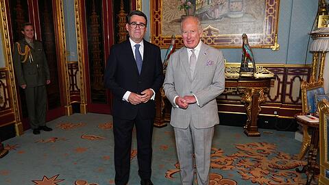 K&ouml;nig Charles III. (r.) mit Andy Burnham am 20. Juli im Buckingham-Palast.