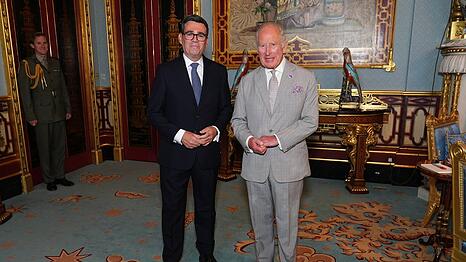 K&ouml;nig Charles III. (r.) mit Andy Burnham am 20. Juli im Buckingham-Palast.