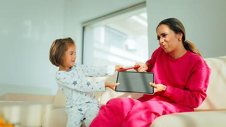 Oft reichen schon etwas mehr Zuwendung und Aufmerksamkeit, um die Bildschirmzeit von Kindern zu reduzieren.