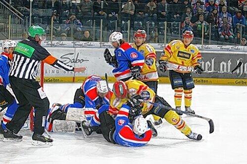Wieder die DEG: Alle Gegenwehr der nicht immer sattelfesten Tiger-Abwehr half nichts &ndash; Andy Hedlund (oben) gewann den &bdquo;Zweikampf&ldquo; gegen Brad Leeb und mit Düsseldorf auch das dritte Saisonspiel.