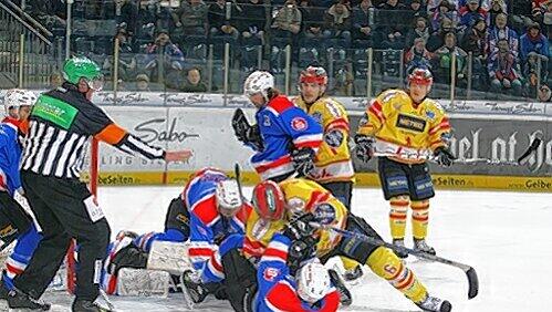 Wieder die DEG: Alle Gegenwehr der nicht immer sattelfesten Tiger-Abwehr half nichts – Andy Hedlund (oben) gewann den „Zweikampf“ gegen Brad Leeb und mit Düsseldorf auch das dritte Saisonspiel. Wieder die DEG: Alle Gegenwehr der nicht immer sattelfesten Tiger-Abwehr half nichts – Andy Hedlund (oben) gewann den „Zweikampf“ gegen Brad Leeb und mit Düsseldorf auch das dritte Saisonspiel.