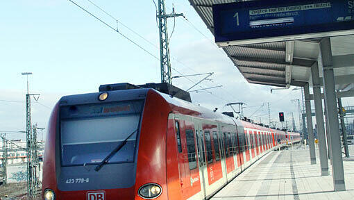 Am Donnerstagmorgen ist es aufgrund eines Notarzteinsatzes erneut zu Störungen im S-Bahn-Ablauf gekommen - betroffen war der Bereich zwischen Ostbahnhof und Giesing. Am Donnerstagmorgen ist es aufgrund eines Notarzteinsatzes erneut zu Störungen im S-Bahn-Ablauf gekommen - betroffen war der Bereich zwischen Ostbahnhof und Giesing.