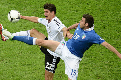 MARIO GOMEZ: Note 5. Zurück im Spiel. Versuchte es mit Wuchtkopfball aus 14 Metern (24.). Und sonst? Keine Durchsetzungskraft. Ein anderer als der Vorrunden-Gomez.