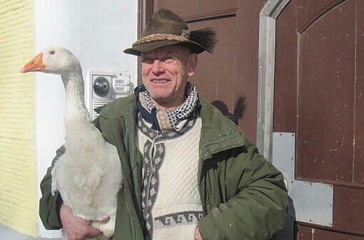 Münchner Original? Der Gänse-Heinrich mit der Gans.