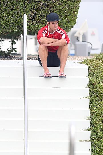 Mario Götze allein zu Haus: Der FC-Bayern-Star schaut am Freitagvormittag den Schalkern beim Training zu.