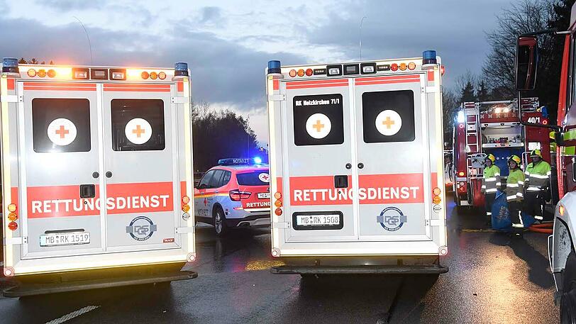 Bei einem Unfall auf der A8 in der Nähe des Irschenbergs sind am Sonntag drei Menschen ums Leben gekommen. Die Bilder von der Unfallstelle.
