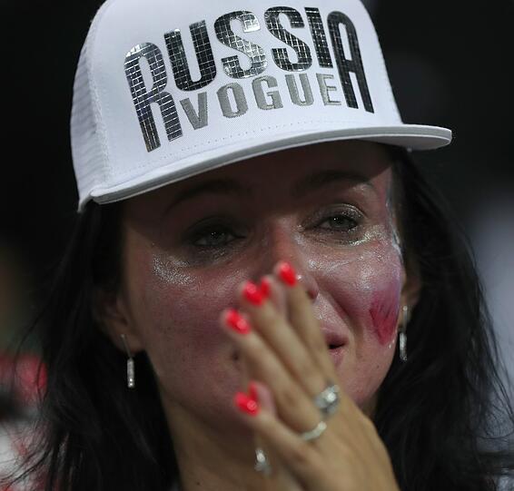 07.07.2018, Russland, Sotschi: Fußball-WM, Viertelfinale, Russland - Kroatien im Sotschi-Stadion. Ein weiblicher Fan von Russland reagiert mit Tränen auf die 3:4-Niederlage im Elfmeterschießen der russischen Fußball-Nationalmannschaft.