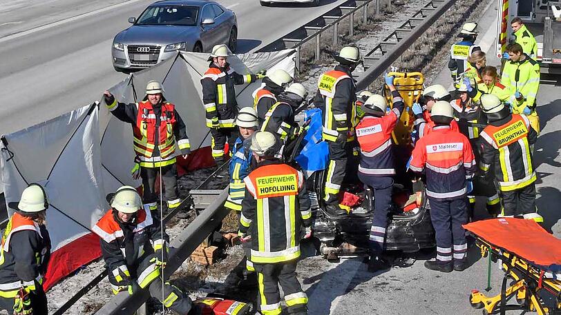 Zwei Personen wurden bei dem Unfall auf der A8 schwer verletzt. Etliche Gaffer auf der Gegenfahrbahn machten sogar Fotos vom Unfallort.