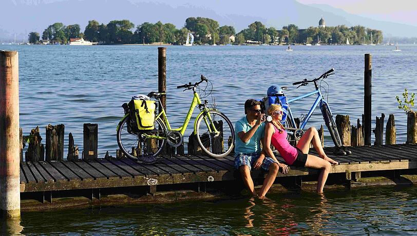 Radler-Rast am Steg in Gstadt – dahinter die Frauenchiemsee. Radler-Rast am Steg in Gstadt – dahinter die Frauenchiemsee.
