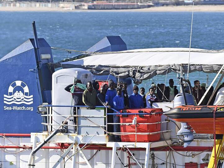 Zuletzt mussten 47 Menschen fast zwei Wochen an Bord der deutschen "Sea-Watch 3" ausharren, ehe sie in Italien an Land durften.