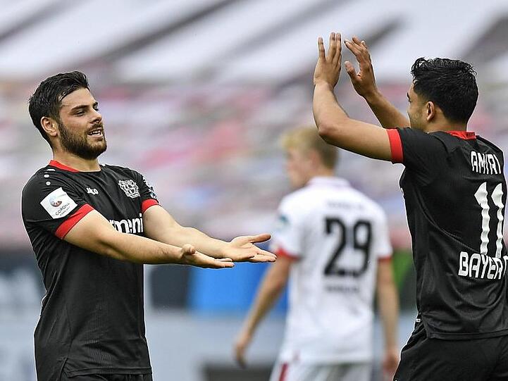 Kevin Volland (l) gewann mit Leverkusen gegen Mainz, verpasste aber dennoch den vierten Tabellenplatz.
