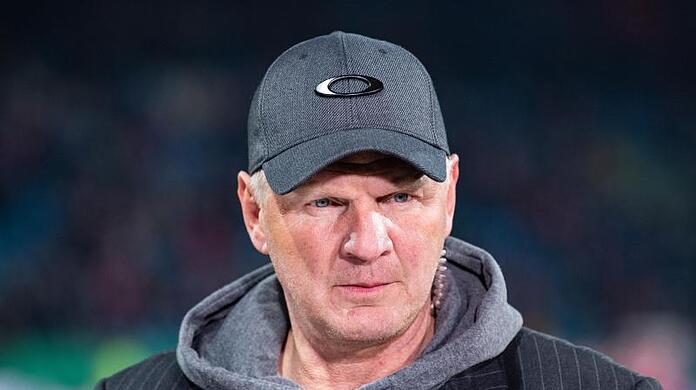 Stefan Effenberg steht als TV Experte an der Seitenlinie.