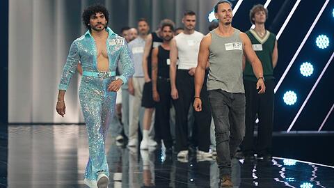 Norvi (l.) und Danny auf dem Laufsteg des M&auml;nner-Castings in K&ouml;ln.