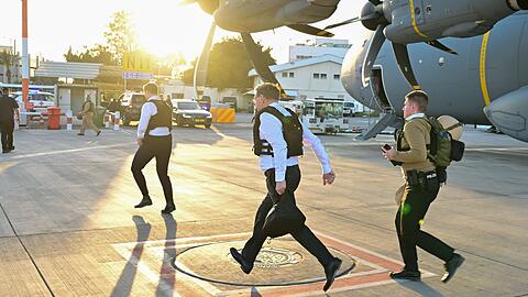 Kurz vor Ende des Besuchs muss Wadephul wegen eines Voralarms das Flugzeug verlassen.